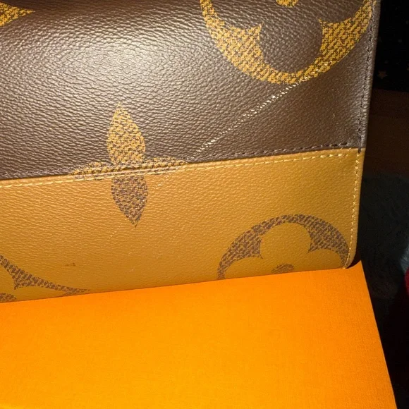 Louis Vuitton On the Go MM Monogram Tote - Picture 11 of 12